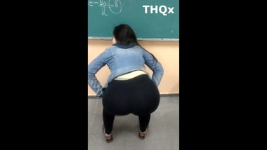 Estudante gostosa com bunda grande na escola