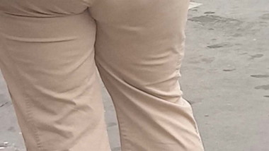 Big Dumper in Tan khakis(Bus Stop)