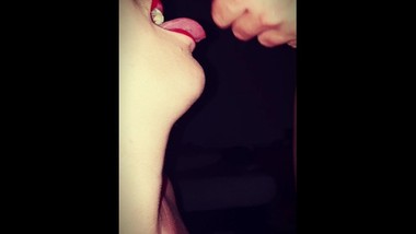 Salope me suce et j'ejac sur la langue