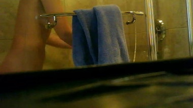 Adri se da una ducha