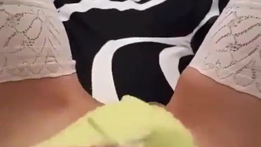 Rica chica en tanga tocandose