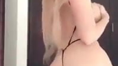 Chica Bailando en Tanga