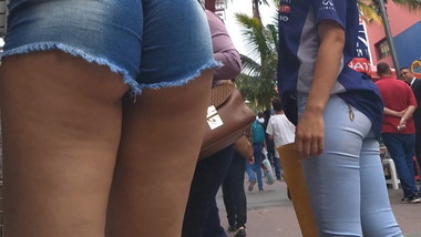 Novinha cachorra de mini shorts passeando