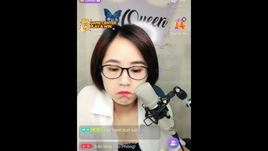 Teen girl singing on Uplive