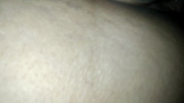 Morena juega con su juguete y se corre asta el culito