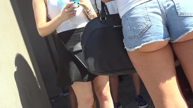 novinha ficou com a polpinha de fora do minishortinho jeans