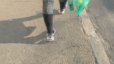 Gostosa saindo do mercado