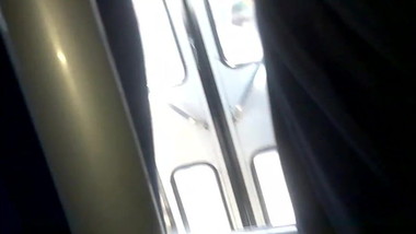 METIENDO DEDOS EN EL TUBO Y MIS DEDOS EN SUS NALGAS BUS 4